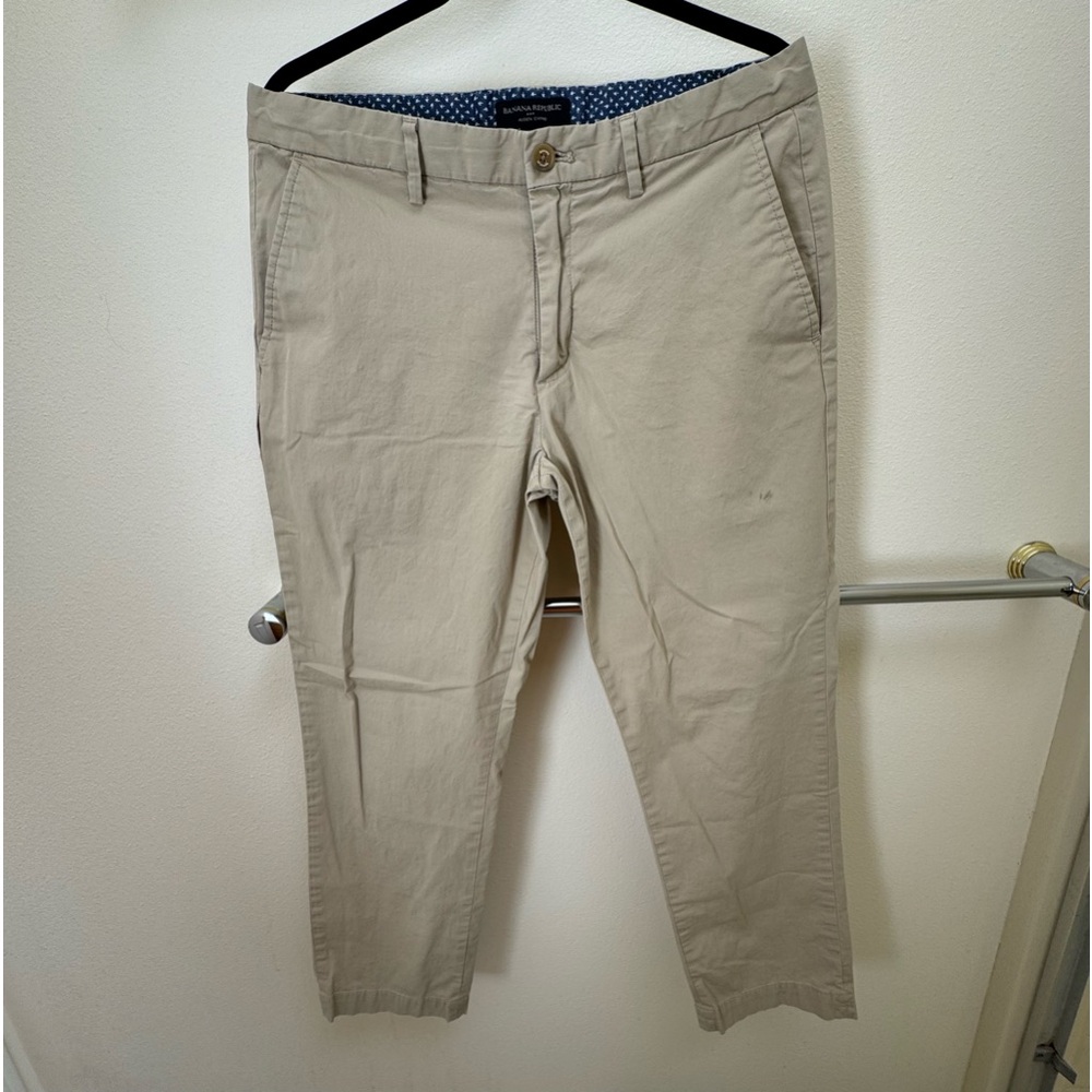 Banana Republic - Aiden Chino - 33x30 - khaki color